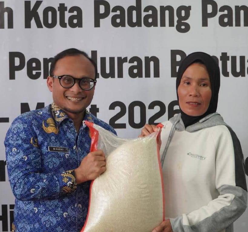 Kadinsos Winarno saat serahkan bantuan.